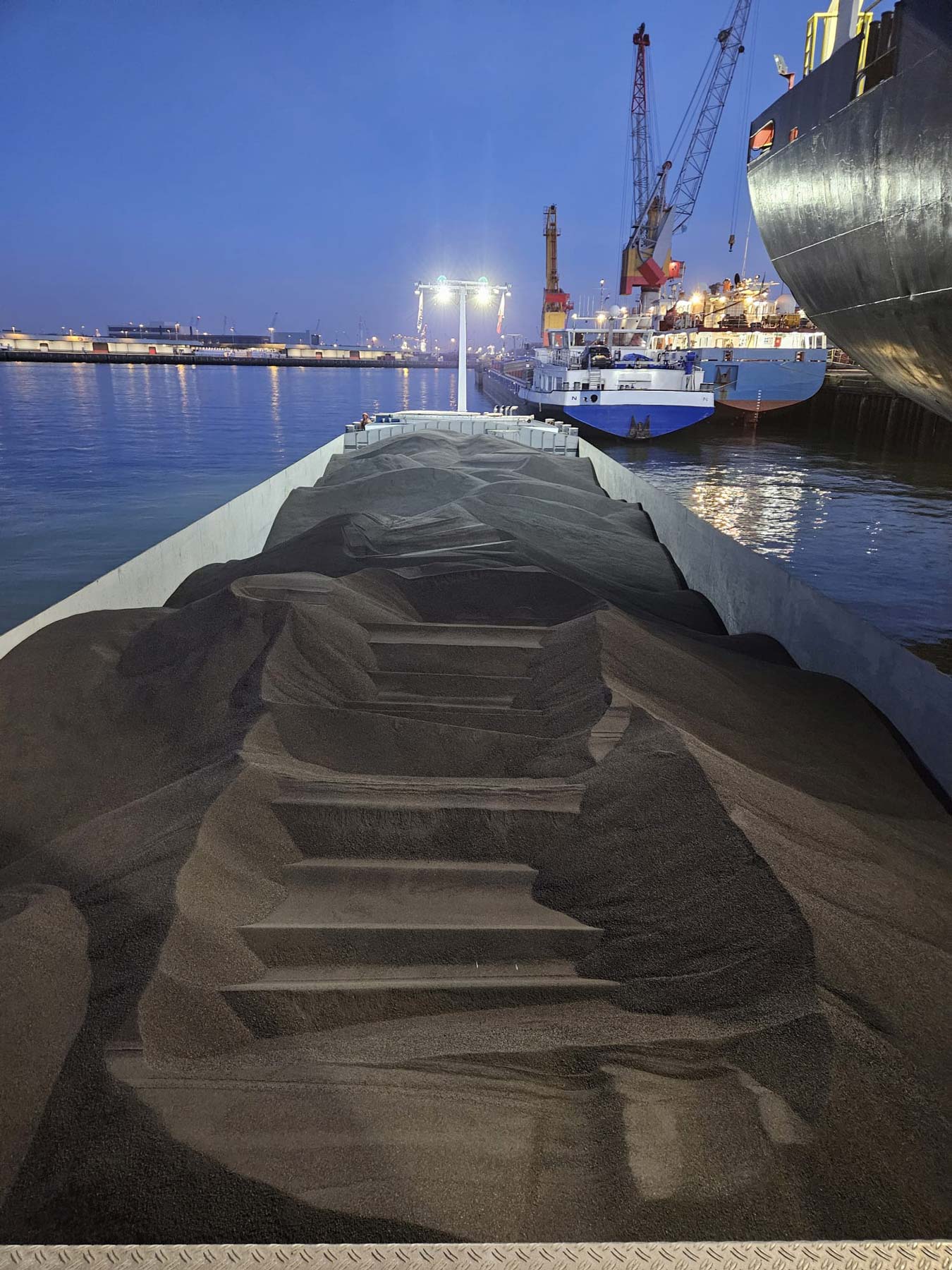 Bevrachting van een binnenvaartschip in de nacht