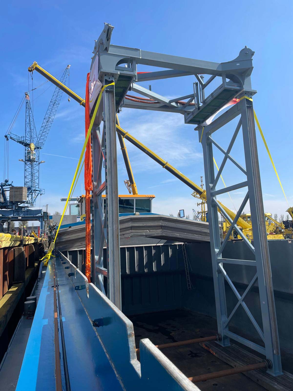Projectlading transport met binnenvaartschip